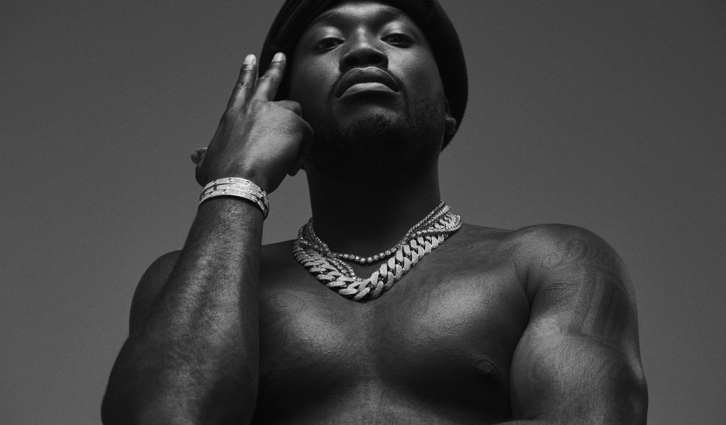 Хип- хоп исполнитель Meek Mill черно-белое фото