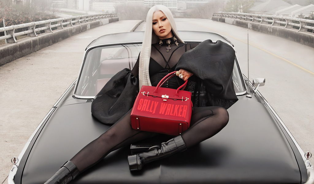 Хип хоп исполнительница Игги Азалия лежит на машине