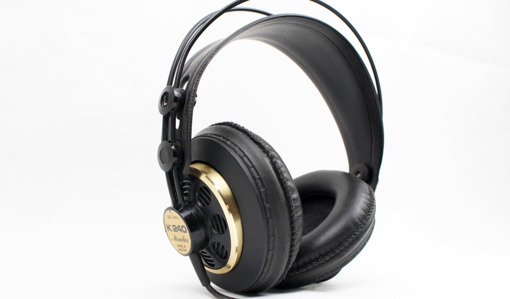 Большие черные наушники с микрофоном на белом фоне