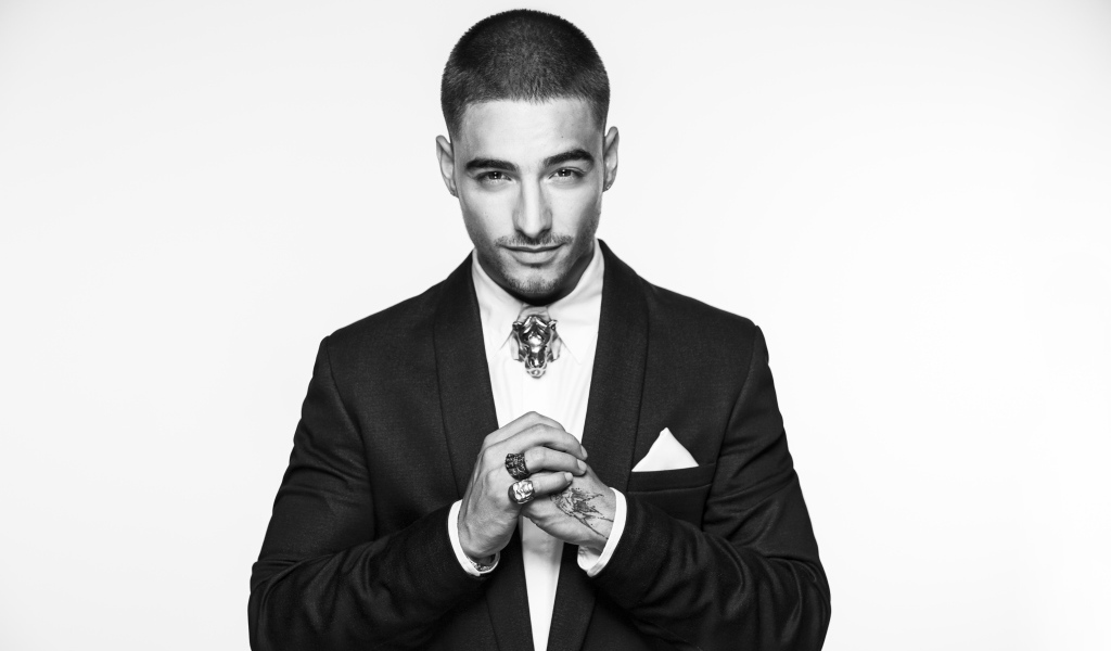 Певец Малума в костюме, черно-белое фото 