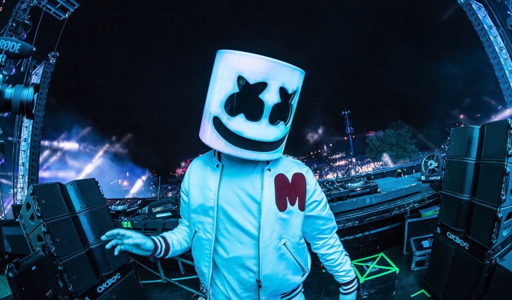 Американский диджей в маске Маршмеллоу на концерте 