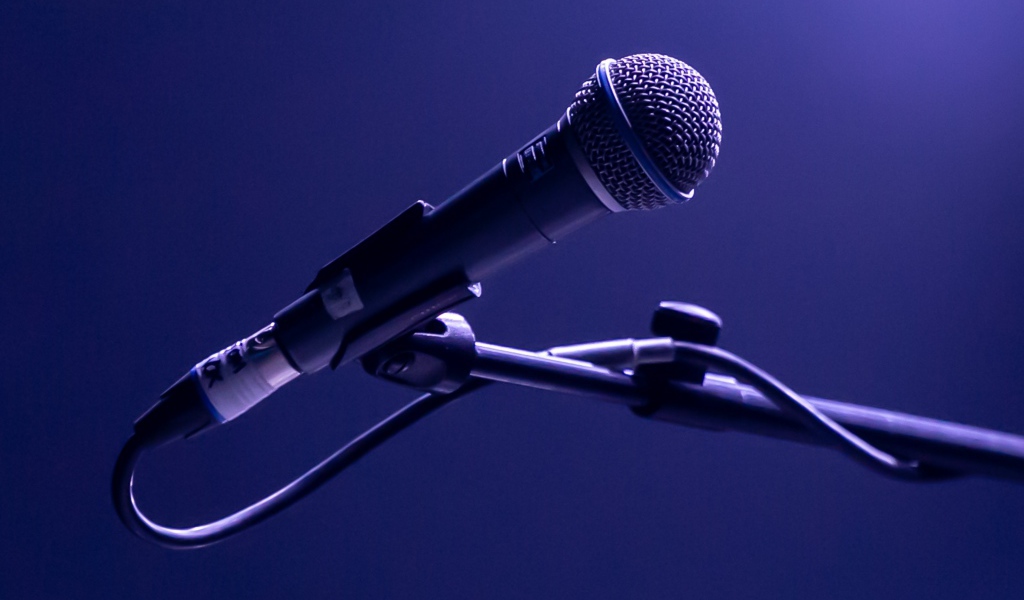 Микрофон на стойке на синем фоне