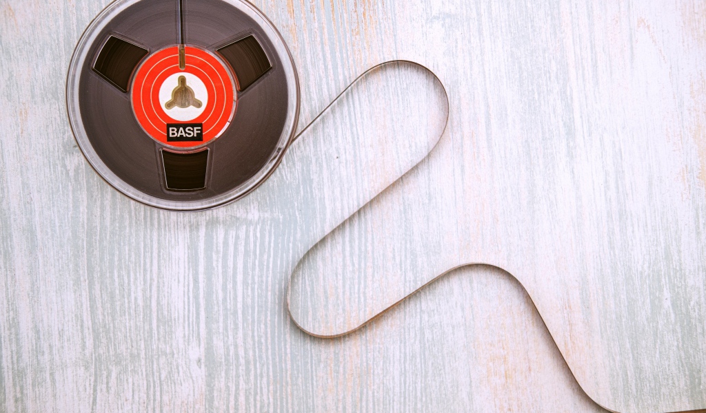 Старая катушка бобины с пленкой на столе