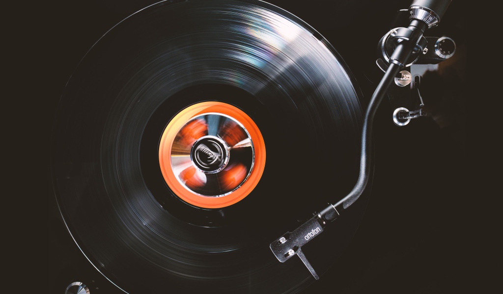 Старая виниловая пластинка на проигрывателе