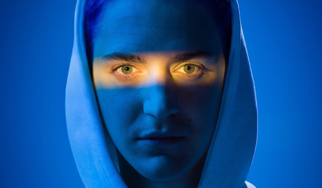 Интернет знаменитость Ninja Youtube на голубом фоне