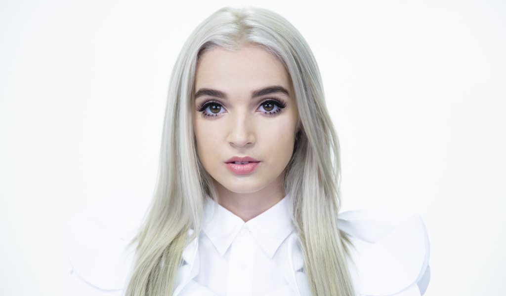 Певица Poppy на белом фоне 