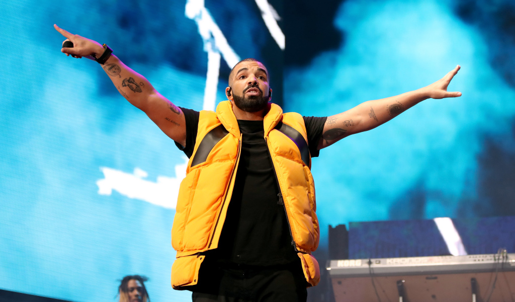 Популярный рэпер Дрэйк выступает на сцене