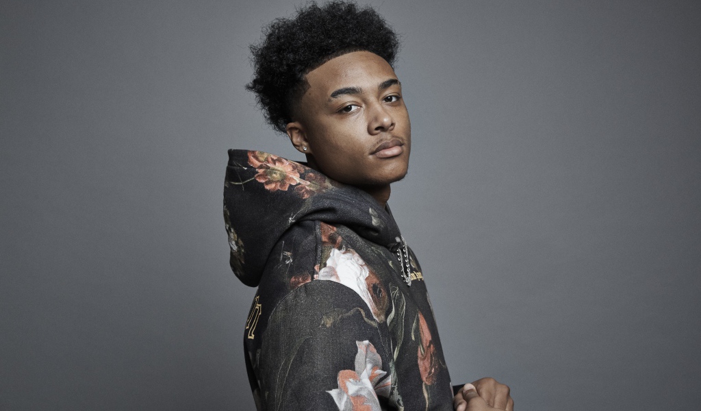 Рэпер Luh Kel на сером фоне