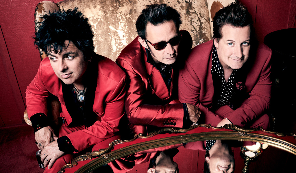 Рок группа Green Day в красных костюмах