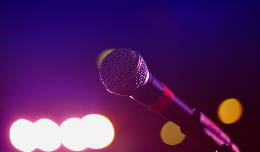 Микрофон  SHURE на стойке на концерте