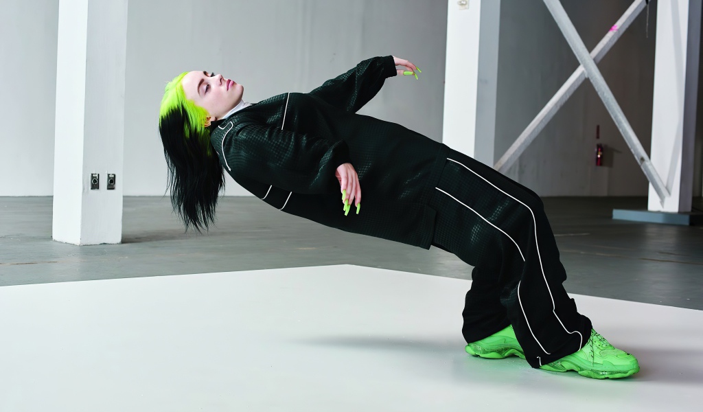 Певица Билли Айлиш в черном спортивном костюме 