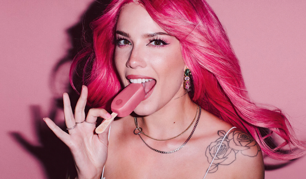 Певица Halsey Magnum с розовыми волосами с мороженым в руке