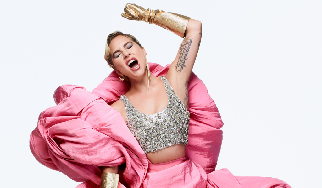 Певица Леди Гага поет на белом фоне