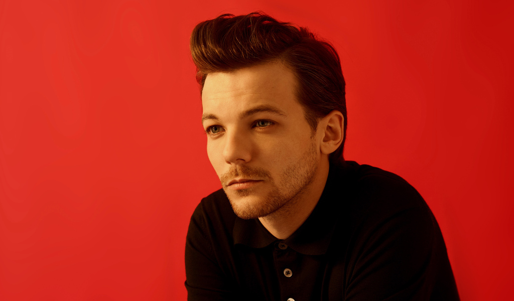 Певец Луи Томлинсон на красном фоне