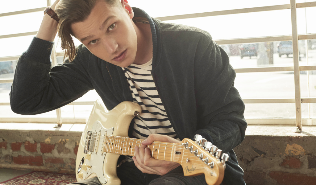 Певец Патрик Дрони с гитарой в руках