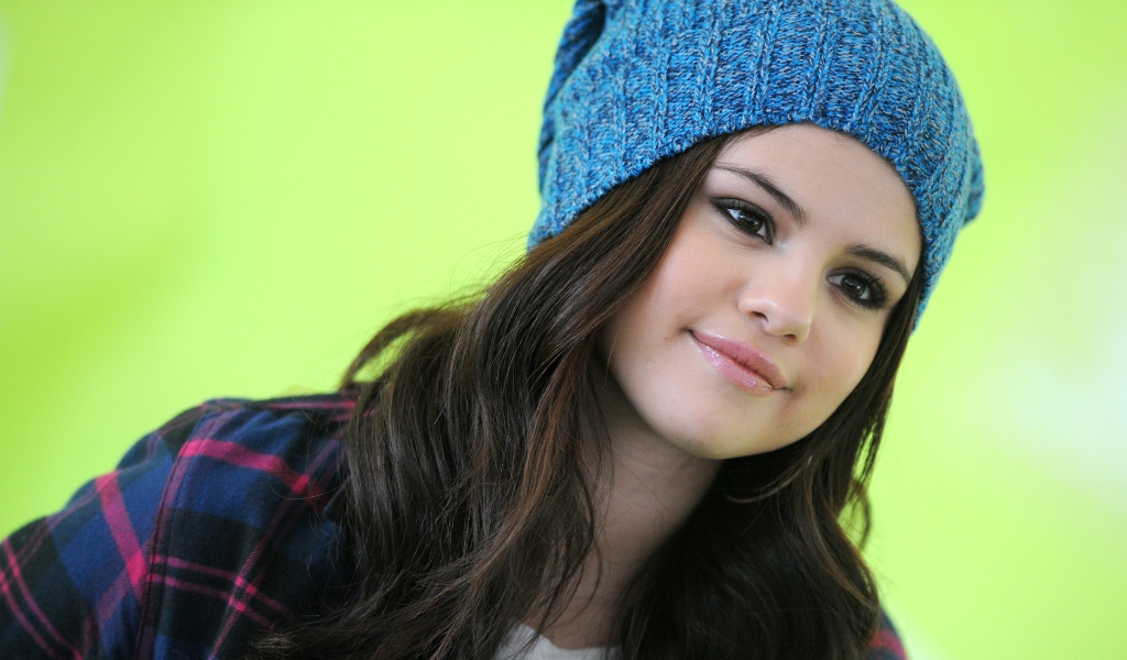 Певица Селена Гомез в вязаной шапке
