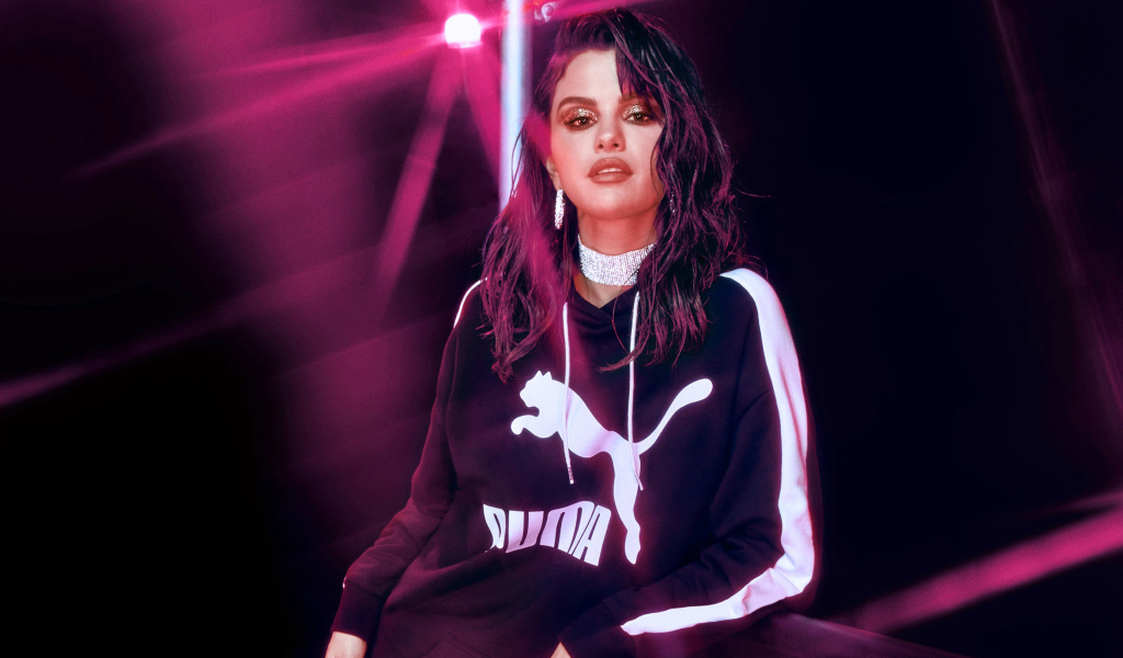 Певица Селена Гомес в спортивном костюме Пума 