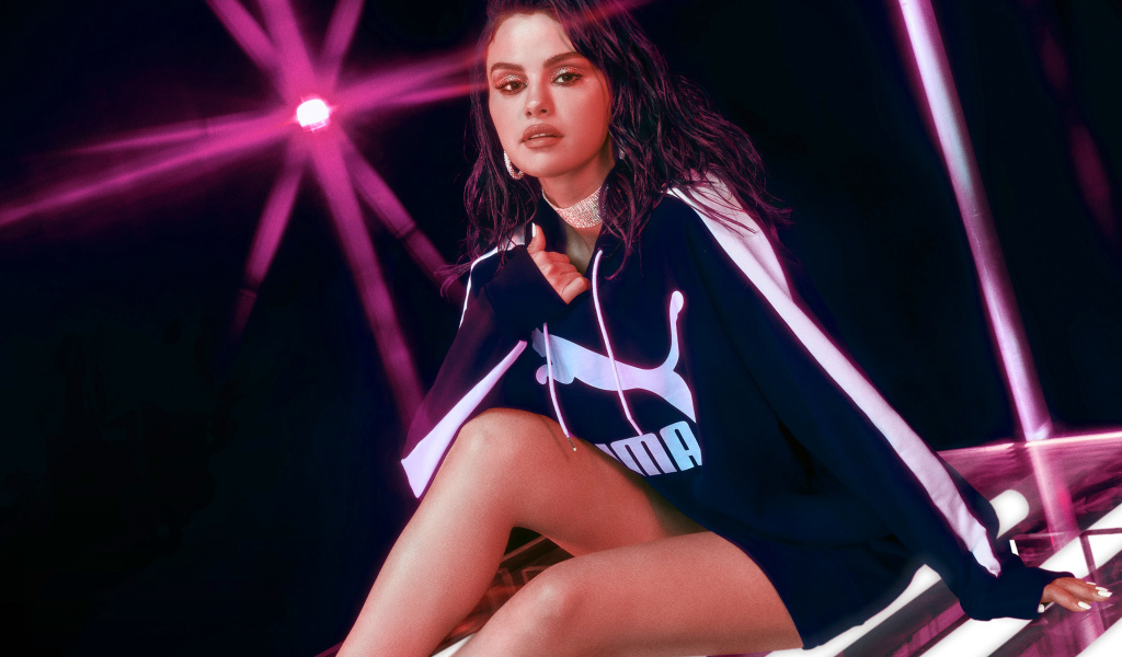 Певица Селена Гомес в спортивном костюме Пума в свете лампы