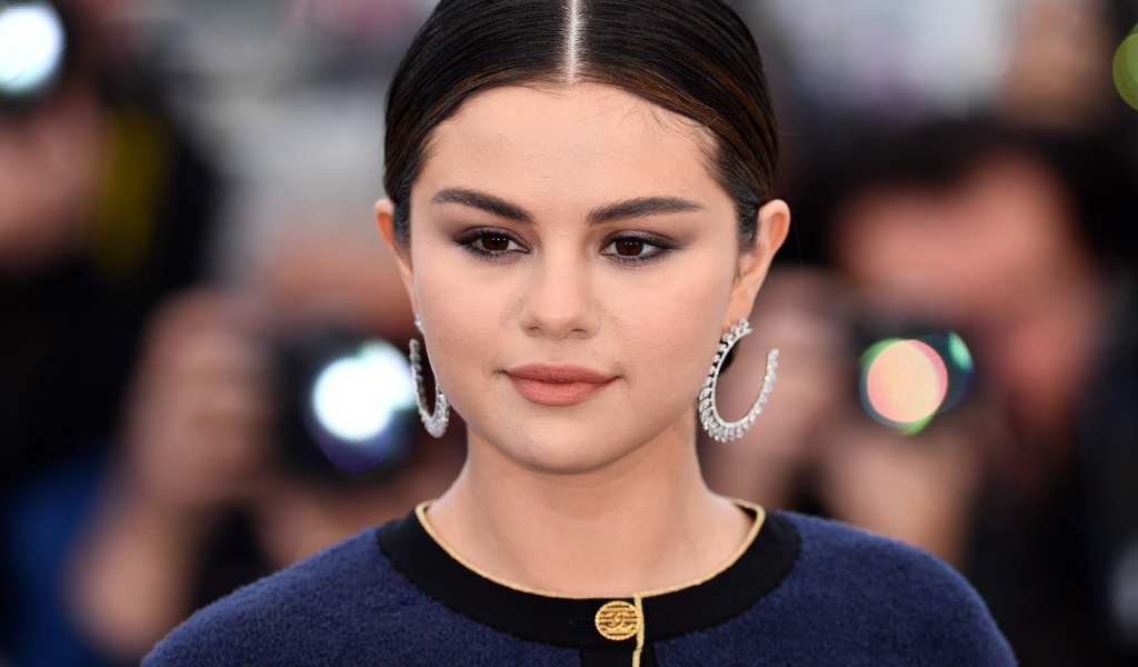 Певица Селена Гомез в большими сережками