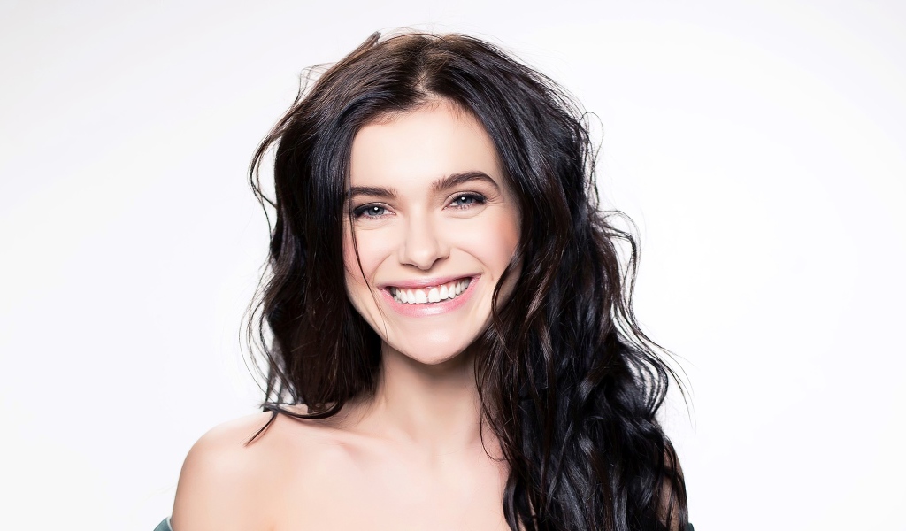 Улыбающаяся российская певица Елена Темникова