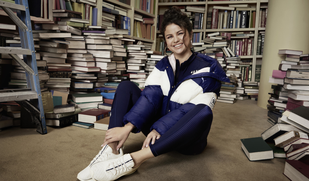 Улыбающаяся певица Селена Гомез в библиотеке 