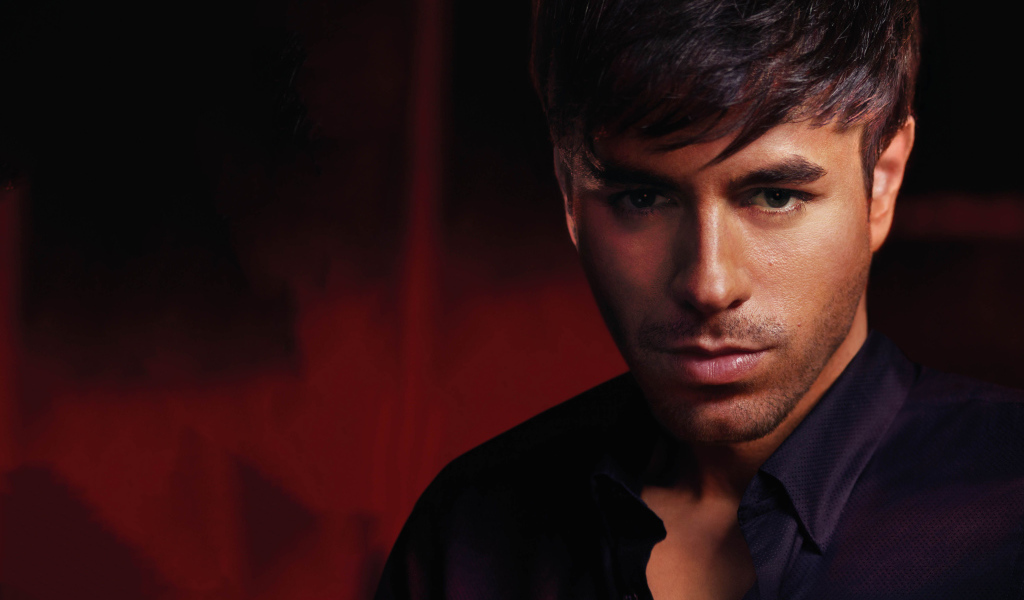 Испанский певец Энрике Иглесиас крупным планом