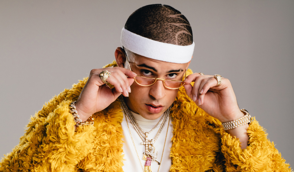 Стильный певец Bad Bunny на сером фоне