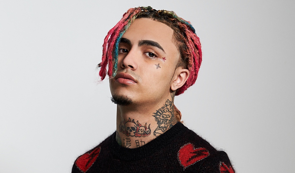 Молодой американский рэп исполнитель Lil Pump с татуировками на теле