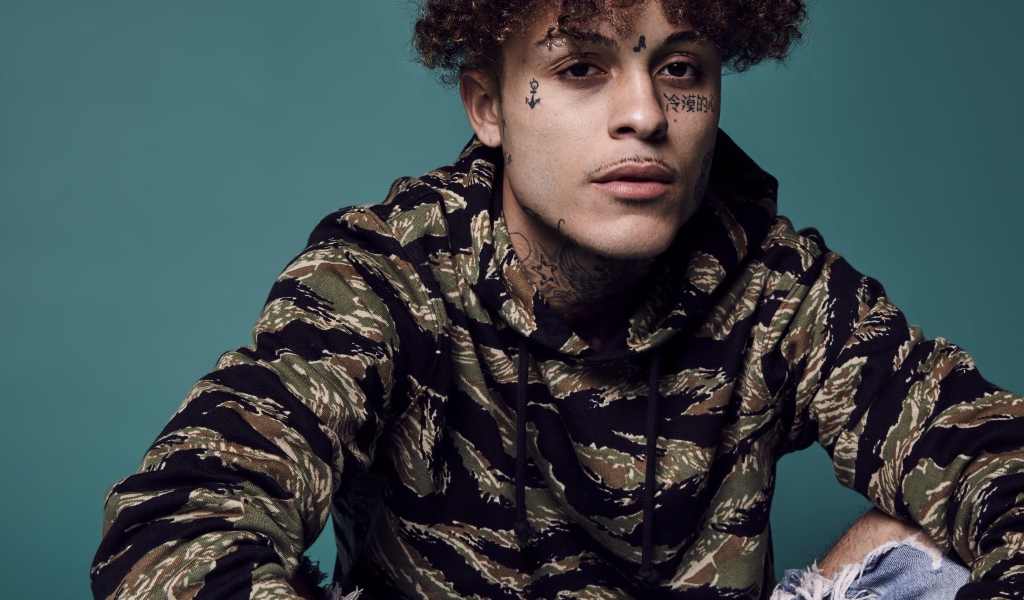 Молодой американский рэпер Lil Skies с татуировками на теле