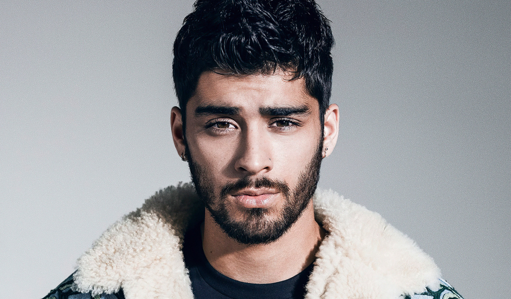 Молодой брюнет, певец Зейн Малик на сером фоне