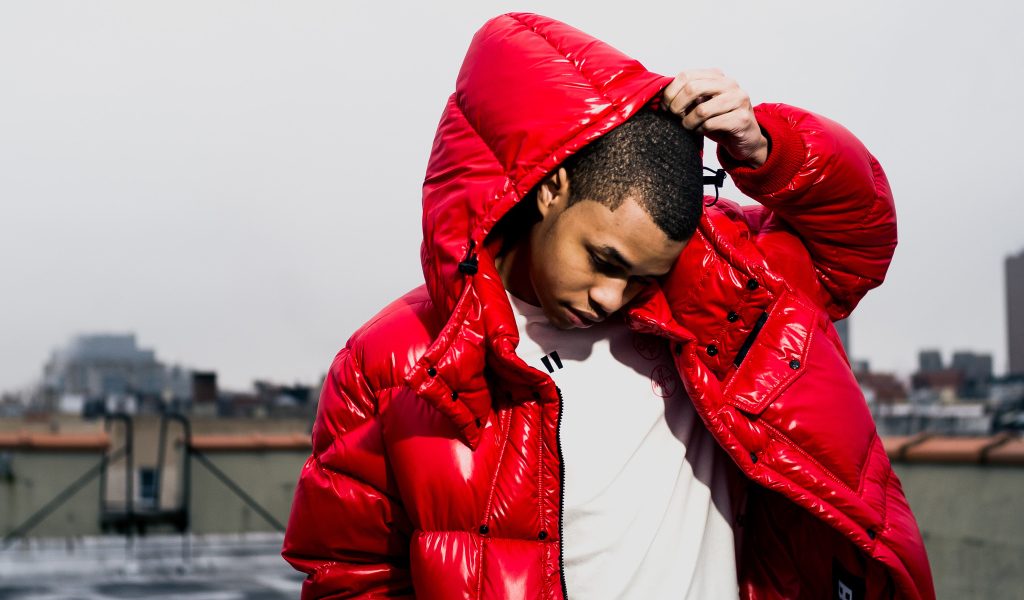 Молодой рэп исполнитель Jay Gwuapo в красной куртке