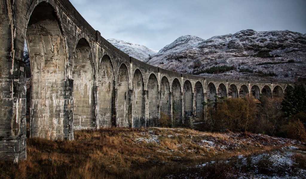 Мост акведук на фоне гор 