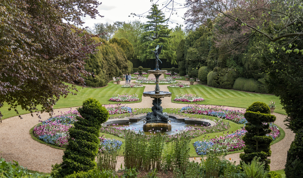 Красивый фонтан в живописном парке с зелеными деревьями