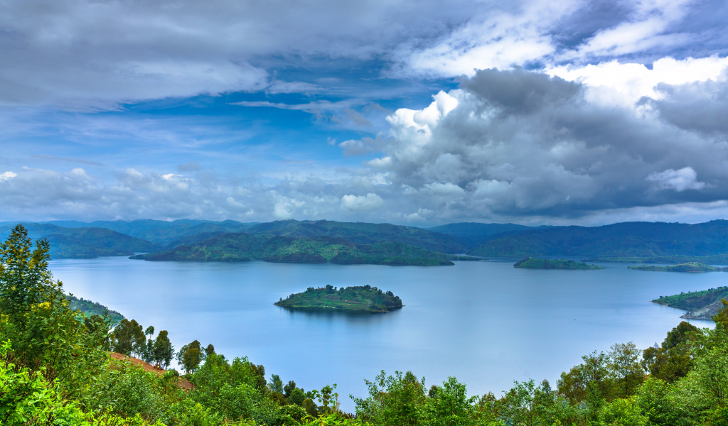 Красивый вид с высока на залив под грозовыми облаками