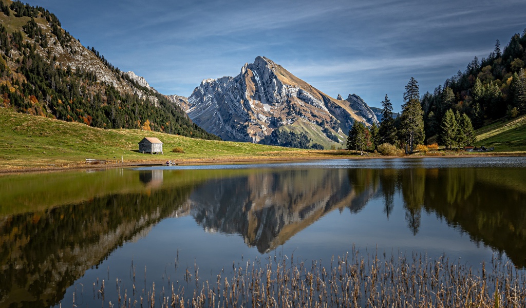 Красивый вид на прозрачное горное озеро под голубым небом 