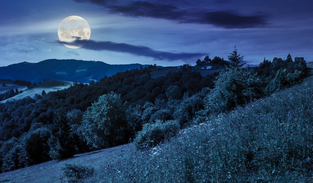 Большая луна в ночном небе над  холмами