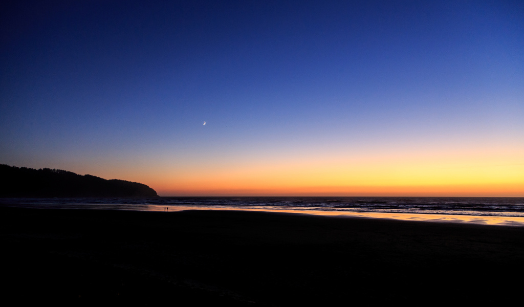 Спокойное море на закате солнца под голубым небом