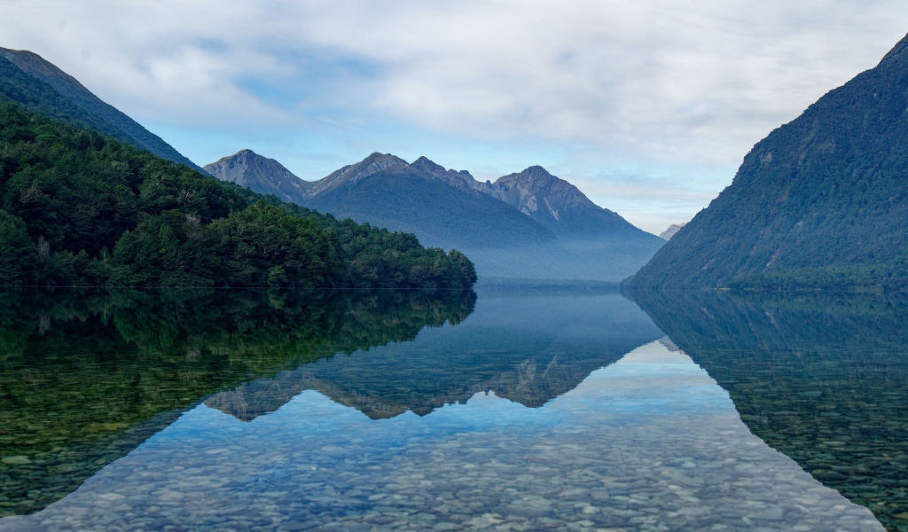Прозрачная вода в горном озере  на рассвете