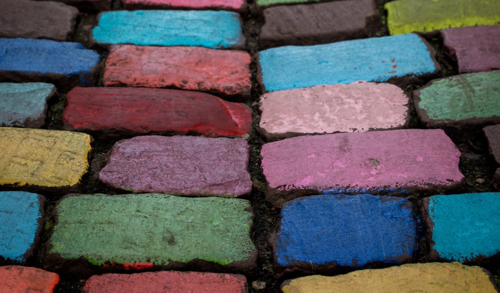 Разноцветные кирпичи на дороге 