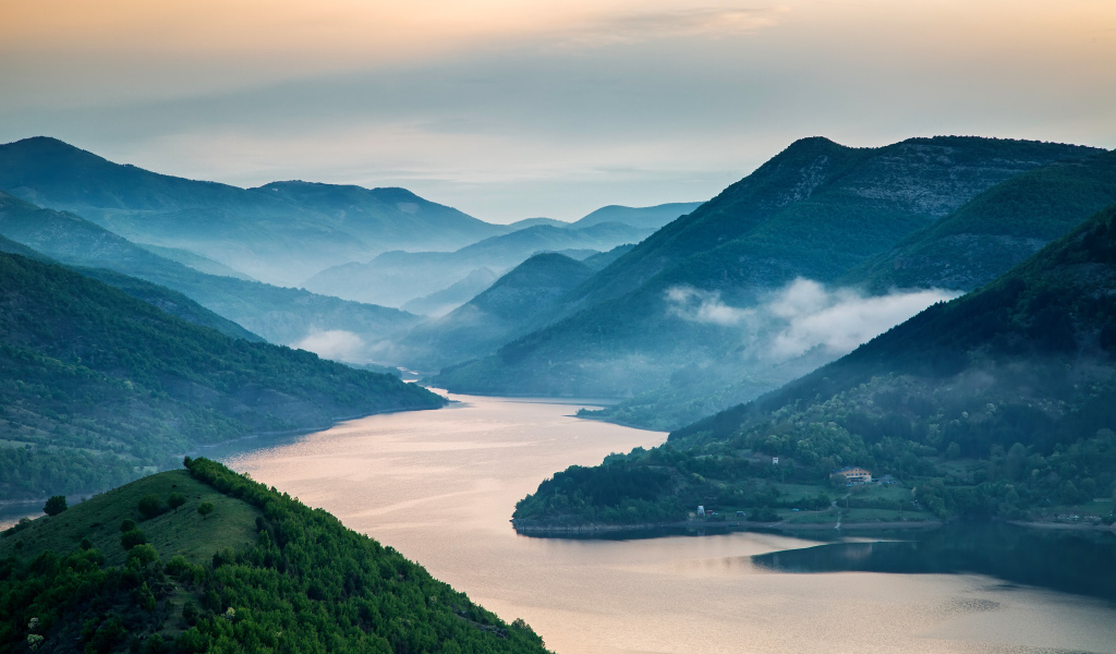 Туман над рекой у подножия гор