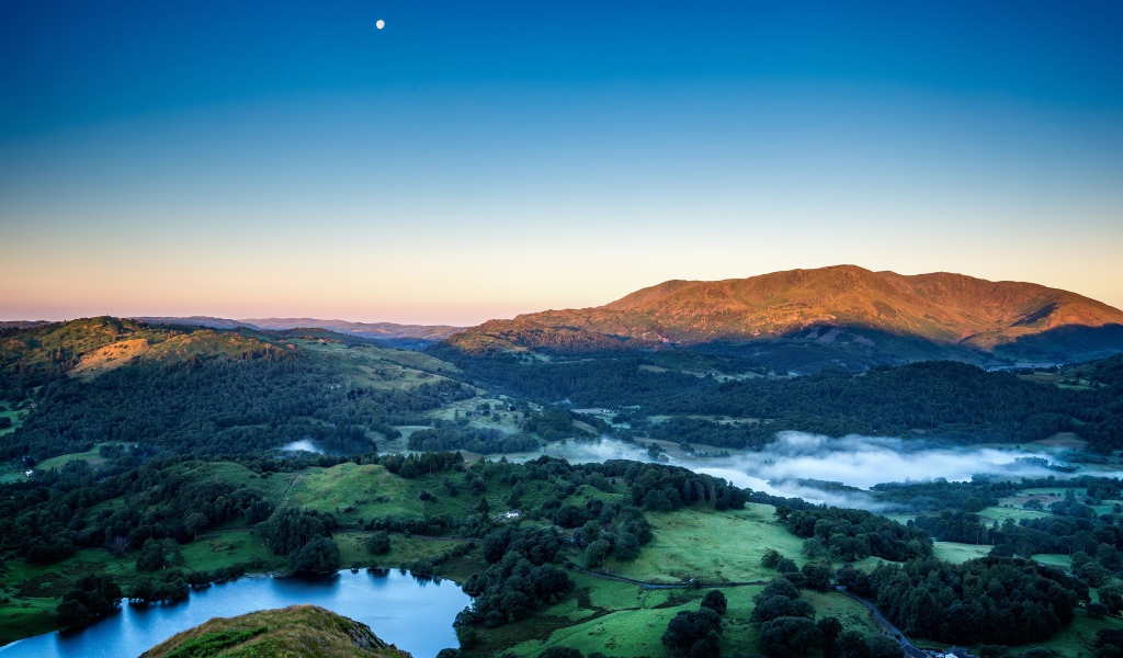 Туман над горной природой на рассвете 
