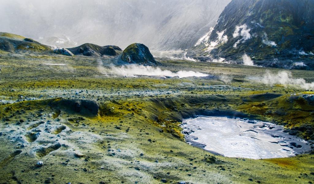 Горячие гейзеры у подножия гор 