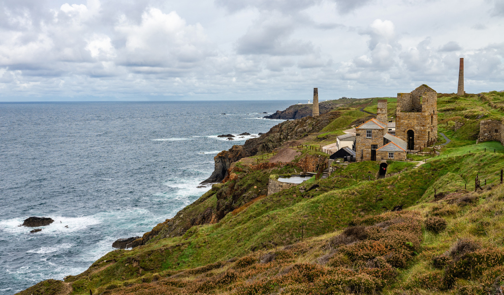 Дом на берегу скалы у океана 