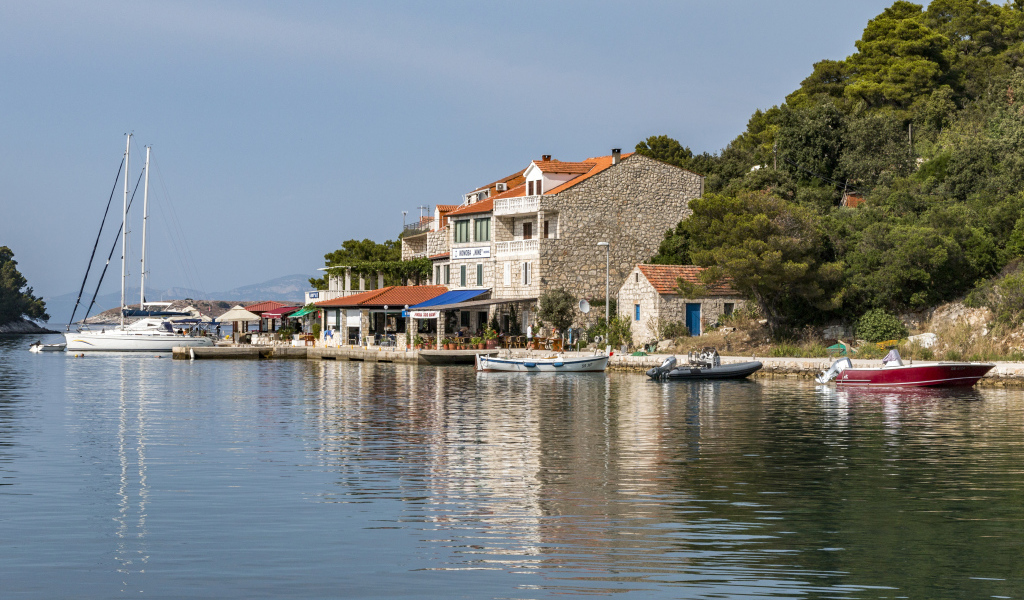 Дома на берегу залива под голубым небом