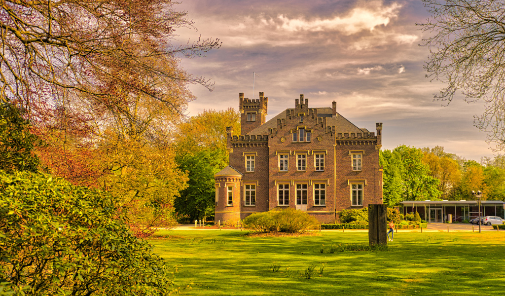 Большой трехэтажный дом в зеленом парке