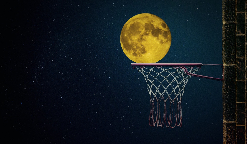 Луна попала в баскетбольное кольцо 
