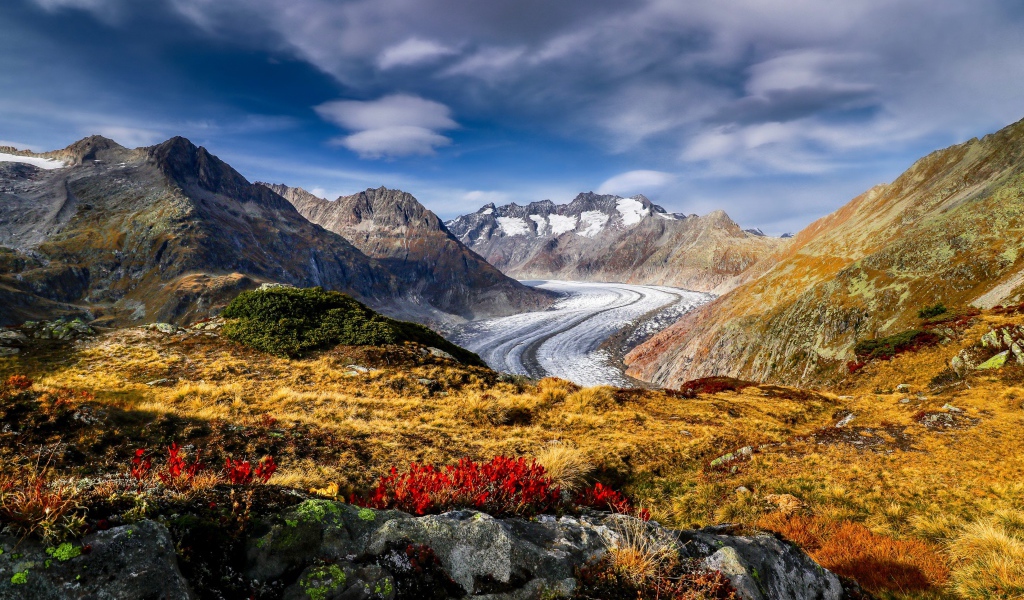 Дорога в горах в лучах солнца в небе 