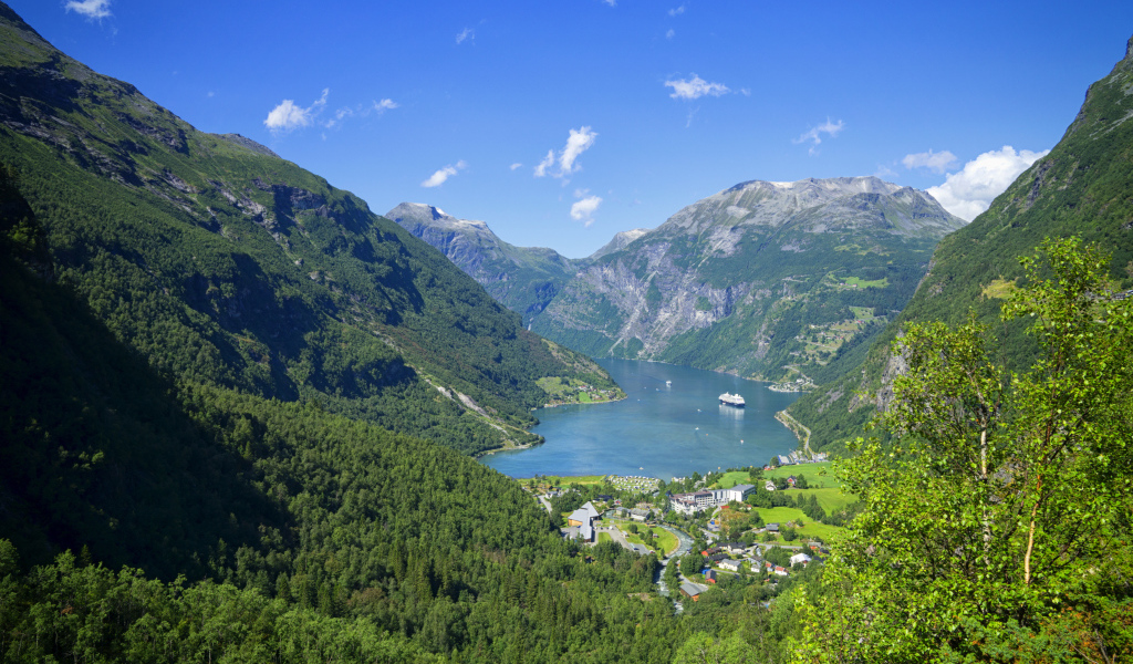 Норвежский фьорд в покрытых зеленью горах 