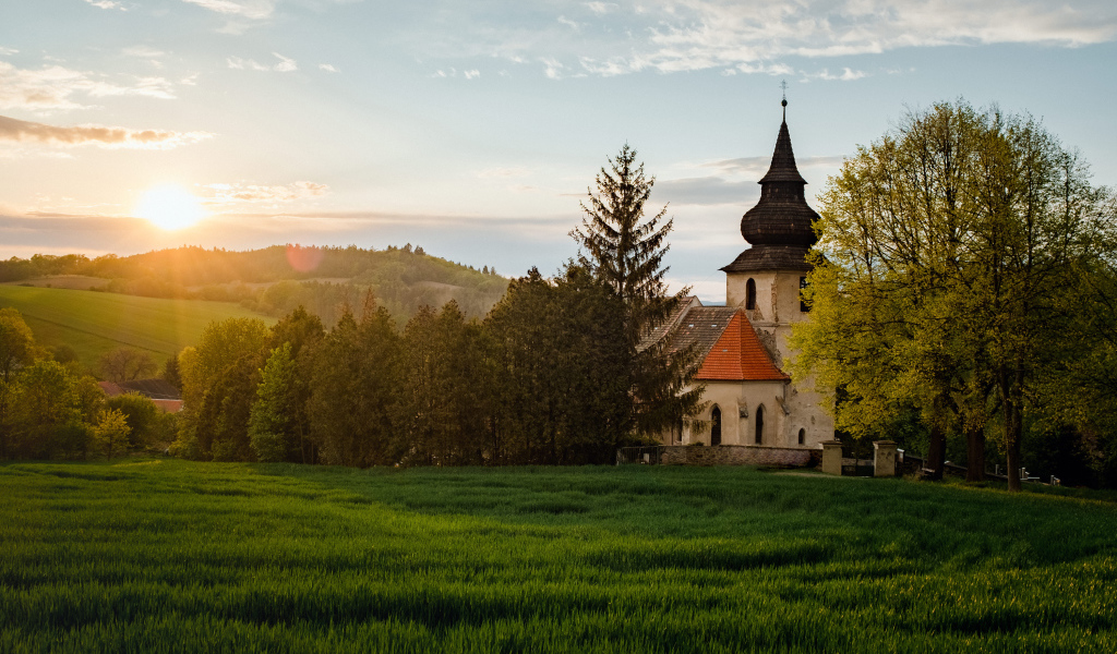 Старая церковь в парке ясным солнечным днем летом