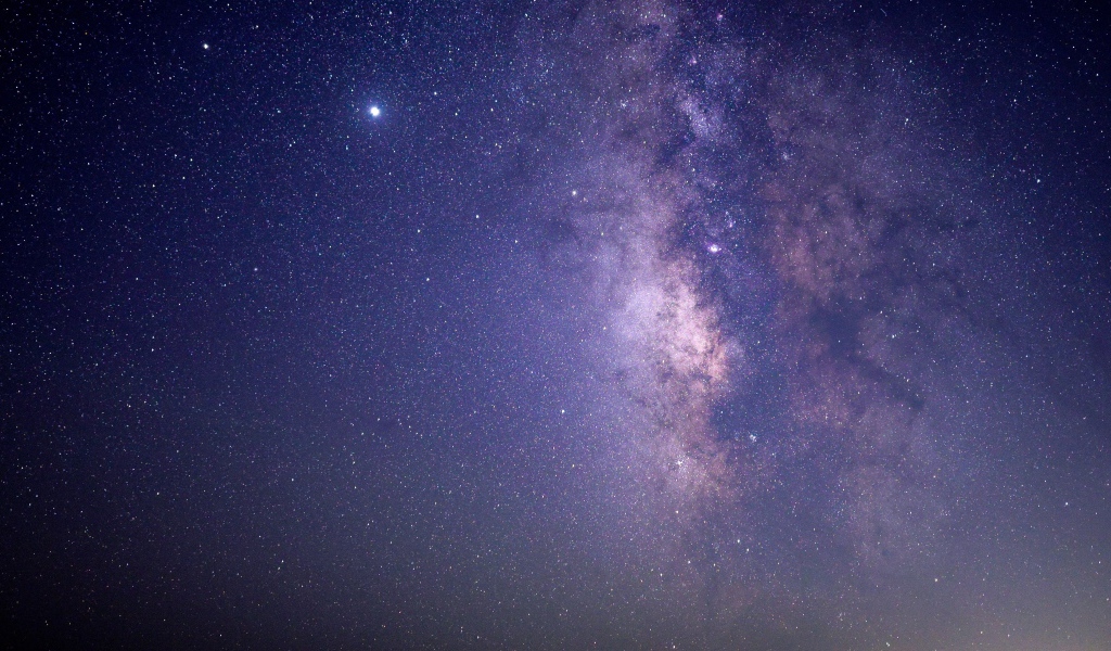 Фиолетовый млечный путь в звездном небе 